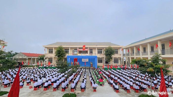 Lễ khai giảng ở Trường phổ thông dân tộc bán trú THCS Keng Đu năm học vừa qua. Đây là ngôi trường ở xã xa nhất của Nghệ An tính từ tỉnh lỵ TP Vinh. Ảnh: Tiến Hùng