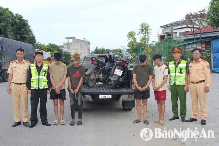 Nhóm thanh, thiếu niên cùng phương tiện tại Cơ quan Công an. Ảnh: Phạm Thủy