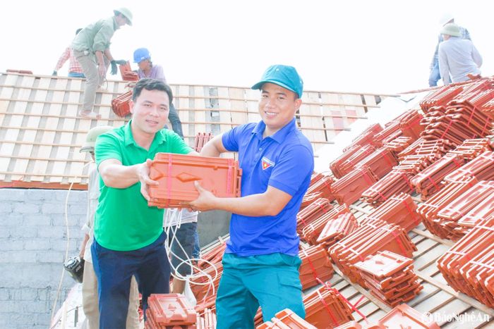 Huyện Quỳnh Lưu huy động cả hệ thống chính trị vào cuộc hỗ trợ người nghèo, có khó khăn về nhà ở làm nhà. Ảnh: Mai Hoa