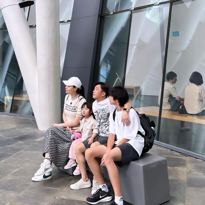 Những năm trước, Cường Đô La đều đồng hành cùng vợ và các con trong các chuyến du lịch. (Ảnh: FBNV)