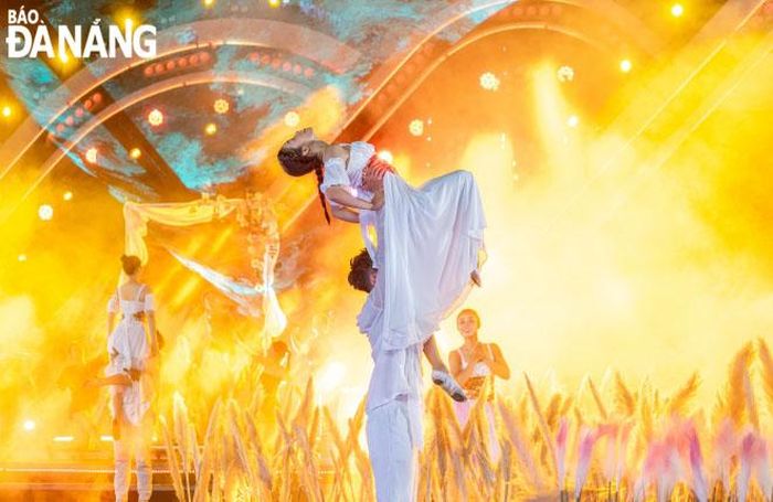 Nhiều tiết mục được dàn dựng công phu, nhận được "mưa" lời khen từ khán giả.