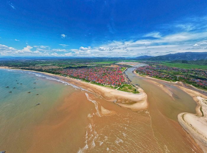 Làng biển Cảnh Dương như con thuyền hướng ra biển - Ảnh: NGỌC TÚ