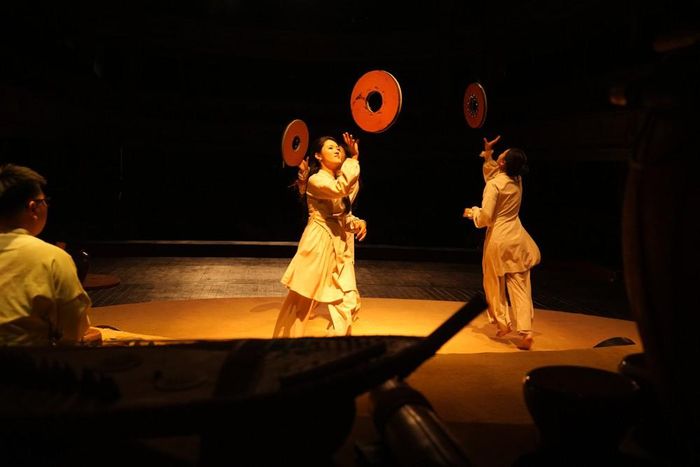 "Thấu Đất" đối thoại lặng thầm giữa đất và người, nơi từng cú đập, từng lần nhào nặn thủ công là bao thế hệ cùng gìn giữ một đời sống chung...