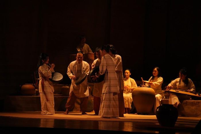 Con thuyền lặng lẽ "Xuôi dòng", qua những buồn - vui, tan - hợp bồi đắp nên hình hài sự sống của mỗi cộng đồng...