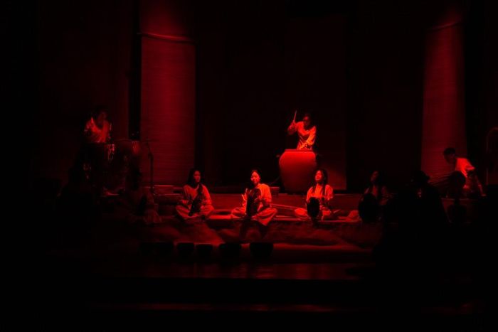 Ngọn lửa bùng lên. Trong lò nung, đất "Hỏa Biến" giữ được hình hài, thành gốm, hóa thành vĩnh cửu...
