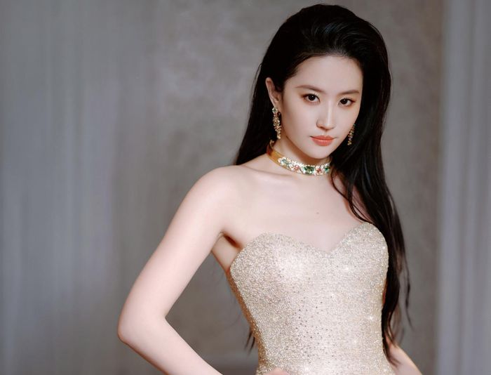  Thực tế, trong ba giải thưởng lớn của truyền hình Trung Quốc là Phi Thiên, Kim Ưng và Bạch Ngọc Lan, giải Bạch Ngọc Lan có tiêu chí dễ dàng hơn khi không xét tới quốc tịch. Điều này phù hợp với Lưu Diệc Phi bởi cô mang quốc tịch Mỹ, sẽ khó được đề cử hai giải Phi Thiên và Kim Ưng. Tuy nhiên, Lưu Diệc Phi lại hủy bỏ việc tham dự giải Bạch Ngọc Lan vào phút chót khiến nhiều người hụt hẫng. Hai từ khóa "Lưu Diệc Phi không đi thảm đỏ" và "Lưu Diệc Phi Bạch Ngọc Lan" đã thu hút tới hơn 60 triệu người đọc.