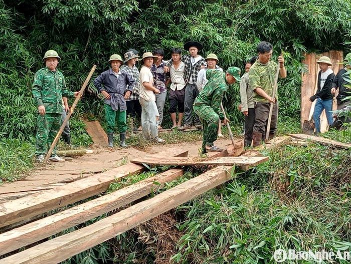Tổ công tác Mường Lống (Đồn Biên phòng Tri Lễ) cùng người dân đang nỗ lực hoàn thành cầu Huổi Tá. Ảnh: Hải Thượng