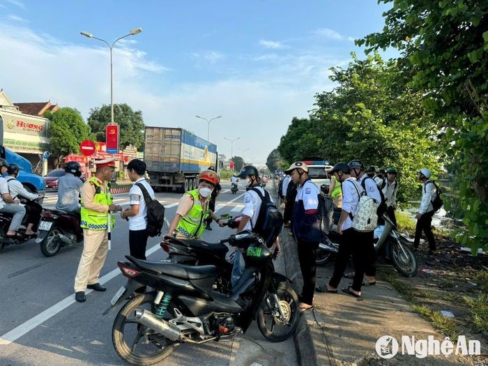 CSGT kiểm tra, xử lý các hành vi vi phạm về trật tự, an toàn giao thông đối với lứa tuổi học sinh. Ảnh tư liệu minh họa: Đ.C