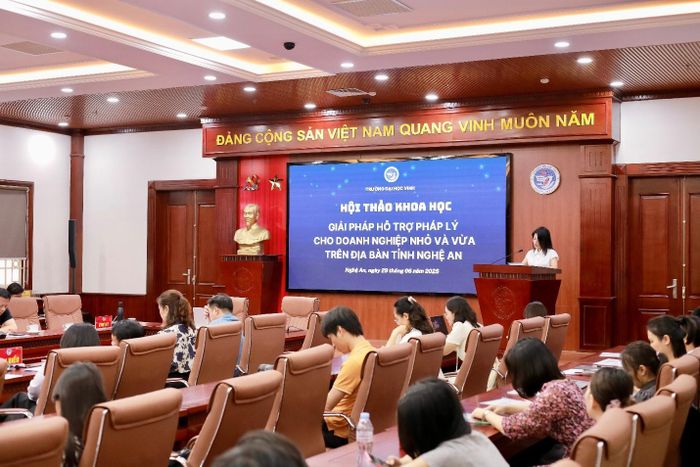 PGS.TS. Phạm Thị Huyền Sang - Trưởng khoa Luật Kinh tế phát biểu đề dẫn, khai mạc Hội thảo