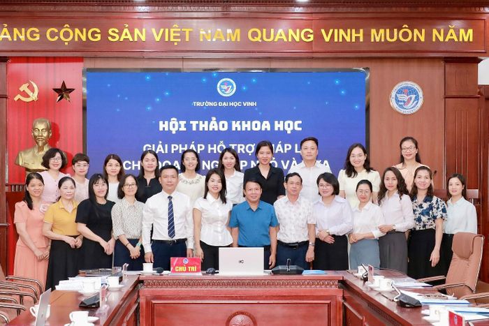 Các nhà khoa học và đại biểu tham dự Hội thảo chụp ảnh lưu niệm.