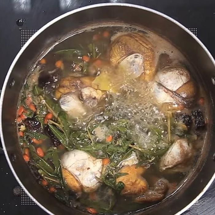 Trứng vịt lộn hấp rau răm, một món ăn đơn giản mà lại cung cấp rất nhiều chất dinh dưỡng.