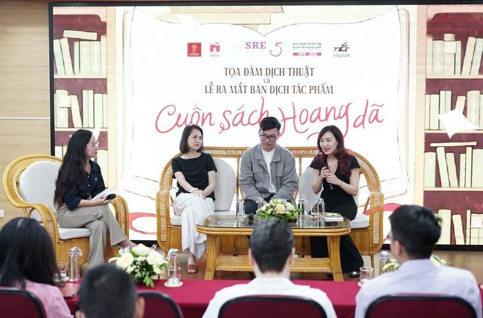 Ra mắt bản dịch tác phẩm “Cuốn sách Hoang dã” tại Hà Nội. Trong ảnh từ trái sang: MC Minh Anh, nhà văn Chu Thùy Anh, dịch giả Lê Mạnh Thắng và ThS. Nguyễn Thùy Trang