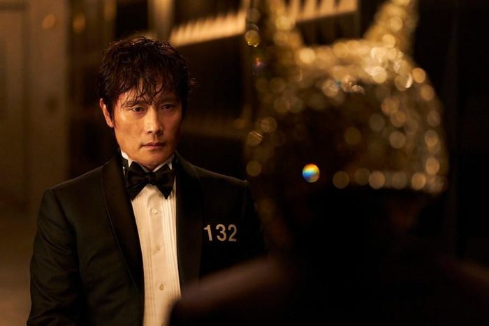  Lee Byung Hun tin rằng Frontman vẫn có tính người ở sâu trong nội tâm. Ảnh: Netflix.
