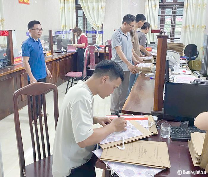 Cán bộ, công chức xã Quỳ Hợp chuẩn bị các điều kiện để sẵn sàng vận hành bộ máy hành chính mới. Ảnh: CSCC