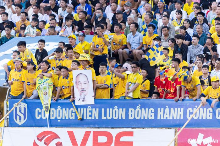 Sân Vinh chứng kiến số lượng khán giả kỷ lục. Ảnh: Xuân Thủy