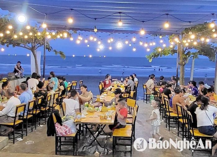 Khách du lịch về với biển Quỳnh còn được thưởng thức nhiều món ăn đặc sản tại các nhà hàng. Ảnh: Việt Hùng