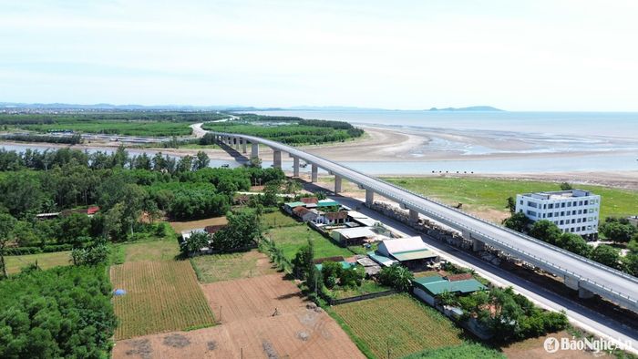 Tuyến đường ven biển nối từ thị xã Hoàng Mai vào Cửa Hội (TP.Vinh) tạo điều kiện cho biển Quỳnh phát triển hơn. Ảnh: XH