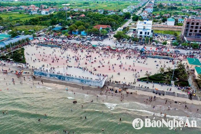 Vào dịp hè hàng năm, nhiều du khách từ các nơi đến khám phá biển Quỳnh. Ảnh: PV