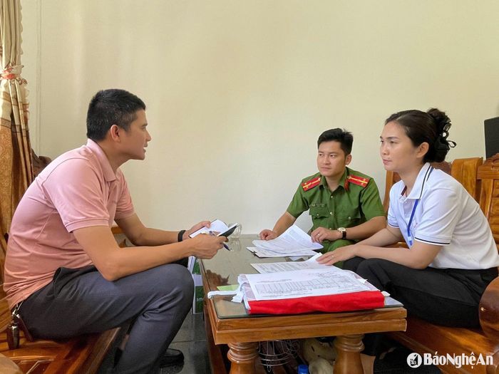 PV Báo Nghệ An trao đổi với Thượng úy Trần Văn Long và Bí thư đoàn xã Quỳnh Lập. Ảnh: Tiến Đông