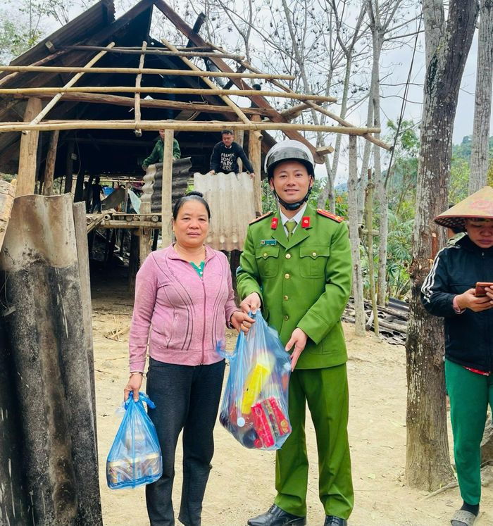 Trao quà cho bà con nhân dân