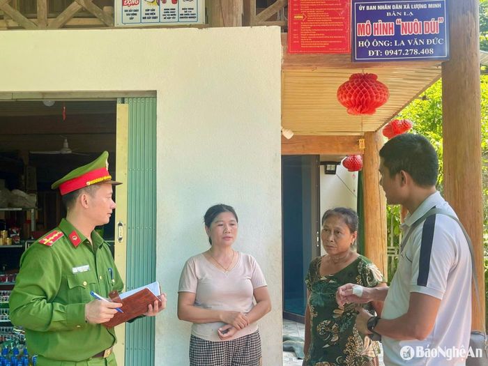 Đại úy Nguyễn Văn Hùng cùng PV trao đổi với người dân địa phương. Ảnh: Tiến Đông