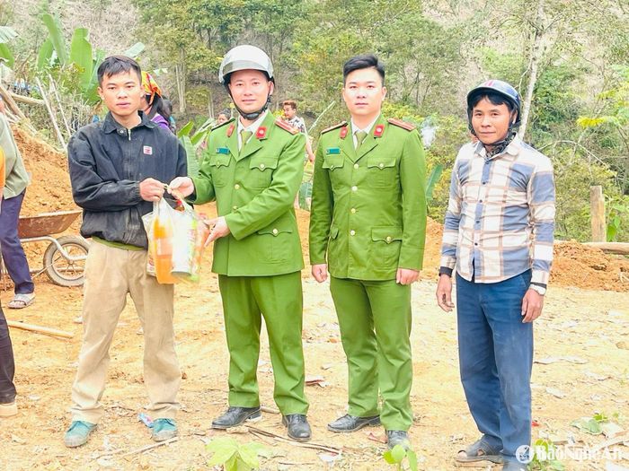 Tặng quà cho nhân dân địa phương.