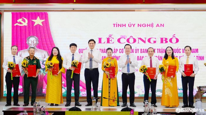 Đồng chí Nguyễn Đức Trung - Bí thư Tỉnh ủy trao các quyết định; đồng chí Hoàng Nghĩa Hiếu - Phó Bí thư Thường trực Tỉnh ủy, Chủ tịch HĐND tỉnh tặng hoa chúc mừng các đồng chí trong Ban Thường trực Ủy ban MTTQ Việt Nam tỉnh. Ảnh: Phạm Bằng