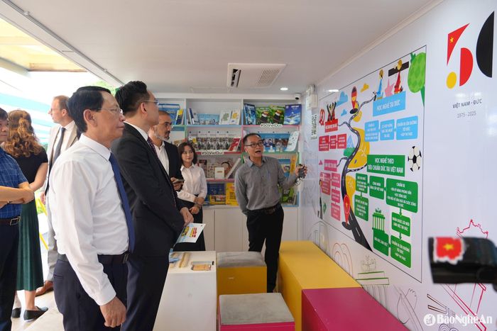 Các đại biểu nghe về chương trình hướng nghiệp tại nước Cộng hòa Liên bang Đức. Ảnh: Mỹ Hà