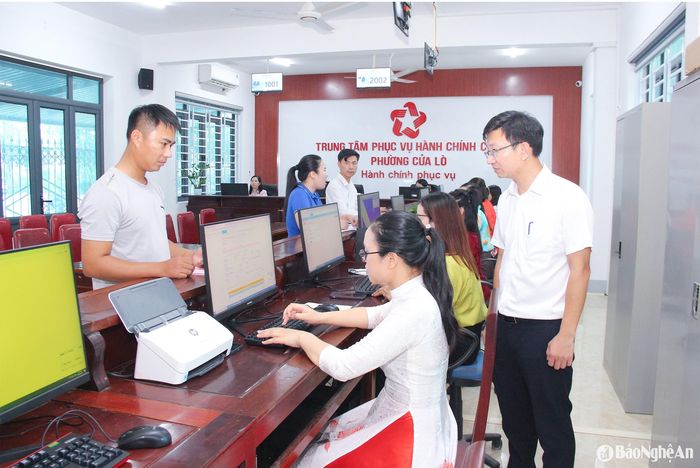 Trung tâm Phục vụ hành chính công phường Cửa Lò tiến hành vận hành thử hệ thống dịch vụ công phục vụ người dân và doanh nghiệp. Ảnh: Mai Hoa