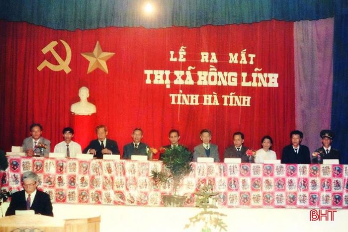  Lễ ra mắt thị xã Hồng Lĩnh ngày 2/3/1992. Ảnh tư liệu. 