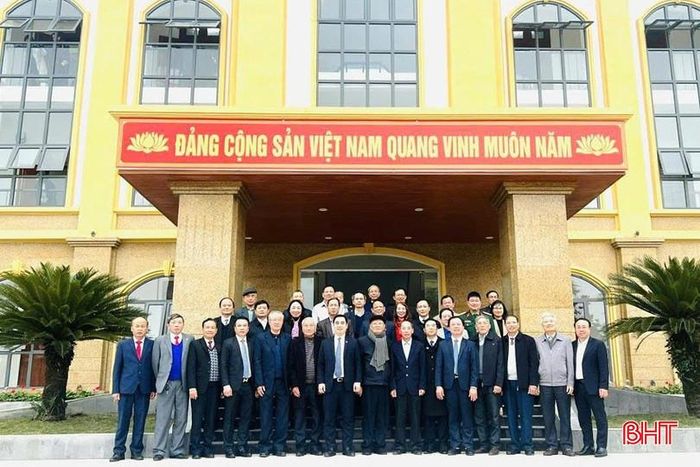  Lãnh đạo TX Hồng Lĩnh chụp ảnh lưu niệm cùng lãnh đạo thị xã qua các thời kỳ. 