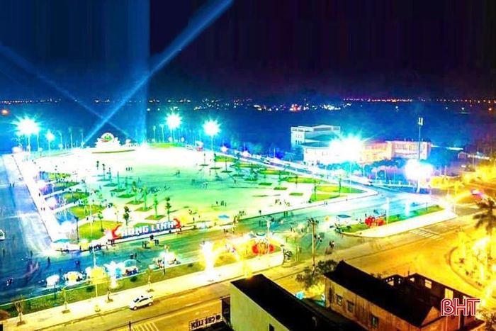  Quảng trường thị xã Hồng Lĩnh về đêm. 