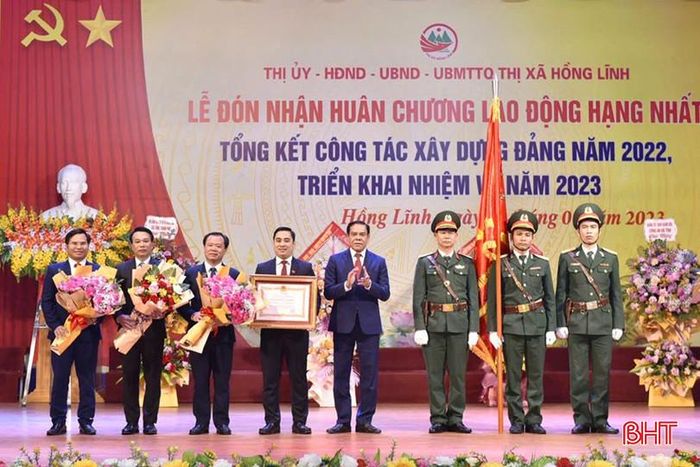  Chủ tịch UBND tỉnh Võ Trọng Hải trao Huân chương Lao động hạng Nhất của Chủ tịch nước cho Đảng bộ, chính quyền và Nhân dân TX Hồng Lĩnh. 