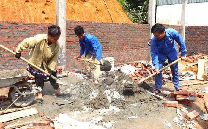 Lực lượng đoàn viên, thanh niên xã giúp đỡ người dân bản Pá Pao xóa nhà tạm, nhà dột nát.