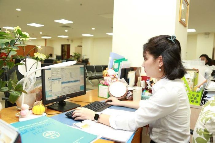 Công chức Kho bạc Nhà nước Khu vực 1 đang thực hiện kiểm soát các hồ sơ thanh toán vốn. Ảnh: Trọng Nhân