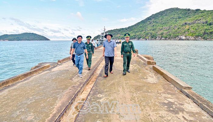 Ðồng chí Nguyễn Hồ Hải (thứ hai từ phải sang), Bí thư Tỉnh uỷ Cà Mau dẫn đầu đoàn công tác Tỉnh uỷ thăm và làm việc tại đảo Hòn Khoai, ngày 14/5/2025. Ảnh: THANH MINH