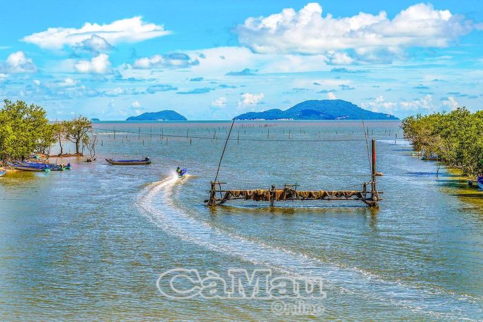Trong tương lai không xa, Ðất Mũi - Cà Mau sẽ có tuyến đường nối từ đất liền ra cảng biển Hòn Khoai, góp phần thúc đẩy kinh tế địa phương phát triển.