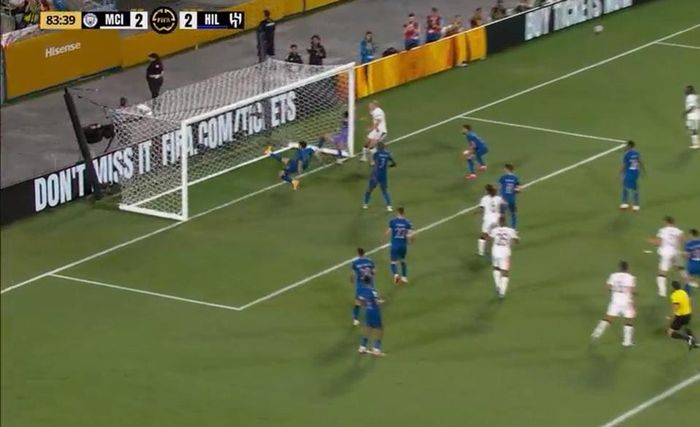 Khoảnh khắc Al Hilal phá bóng trên vạch vôi trước cú sút của Erling Haaland.