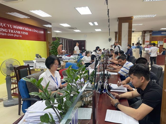 Người dân làm thủ tục tại Trung tâm Phục vụ hành chính công của phường Thành Vinh. Ảnh: Đặng Cường