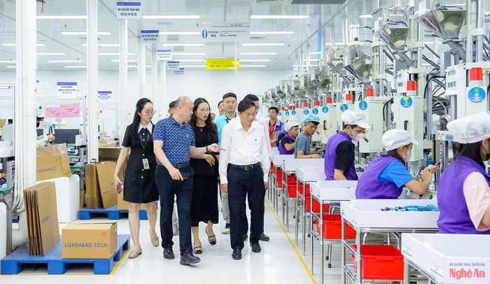 Chủ tịch UBND tỉnh Nghệ An thăm, làm việc tại KCN VSIP vào tháng 4/2025. Ảnh: Thành Duy