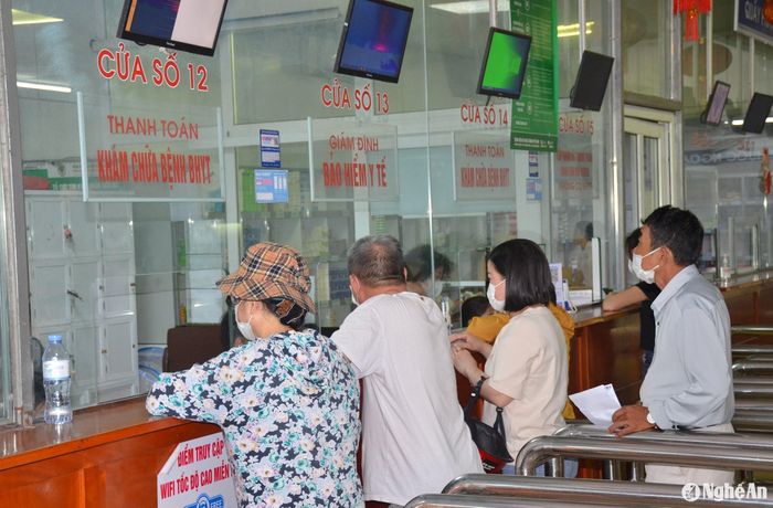 Người dân làm thủ tục khám, chữa bệnh. Ảnh tư liệu: Thành Chung