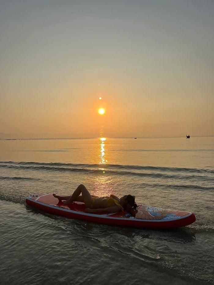 Bạn có thể thuê thuyền thúng, kayak để khám phá bờ biển.