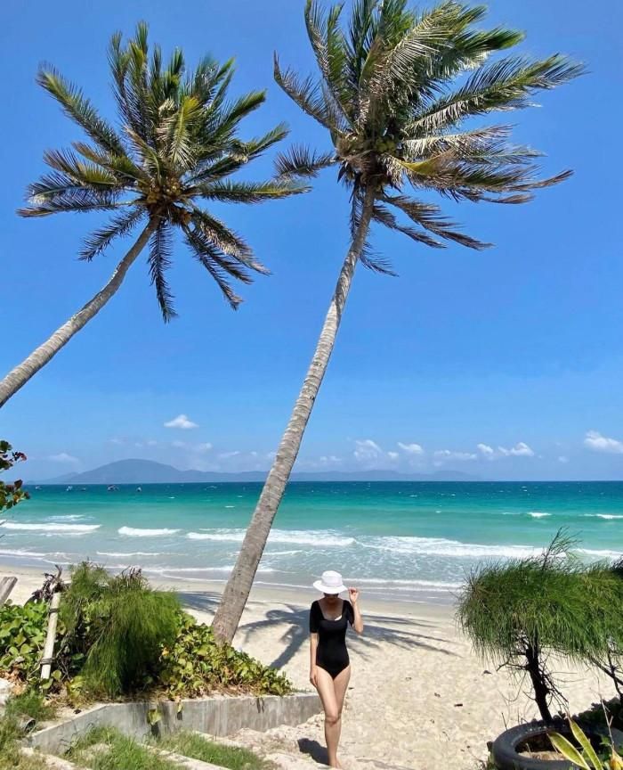 Bờ biển thoai thoải, hàng dừa nghiêng nắng khiến bất kỳ ai cũng nao lòng khi đến đây. Ảnh: nganthai1410