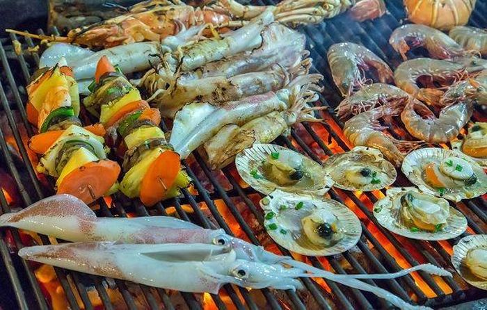 Đến với Dốc Lết, bạn đừng quên thưởng thức hải sản tươi ngon.