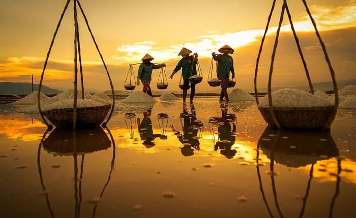 Từ biển Dốc Lết Nha Trang, khi đi theo hướng Bắc, du khách sẽ tới Hòn Khói. Đây là nơi khách du lịch phương xa có thể trực tiếp chứng kiến quá trình làm muối của cư dân địa phương.
