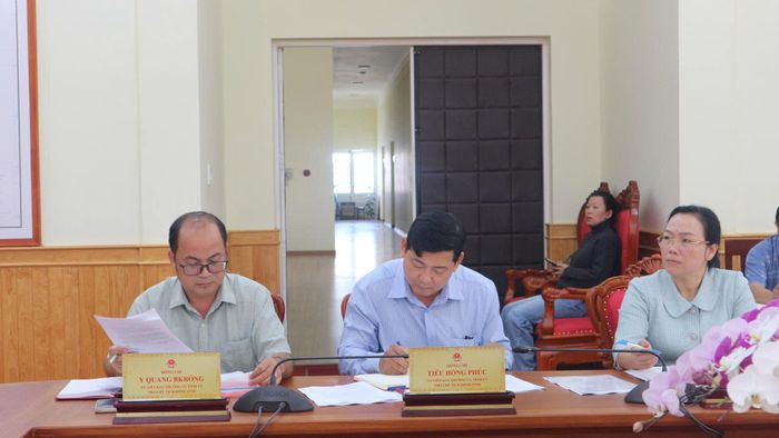 Tham dự phiên họp có các đồng chí: Y Quang Bkrông, Phó Chủ tịch HĐND tỉnh; Tiêu Hồng Phúc, Phó Chủ tịch HĐND tỉnh; Mai Thị Xuân Trung, Phó Chủ tịch HĐND tỉnh