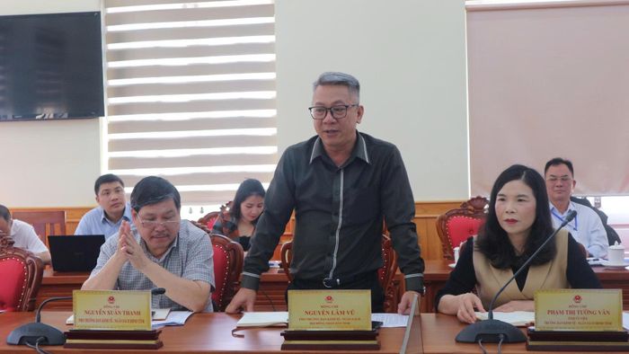 Đồng chí Nguyễn Lâm Vũ, Phó trưởng Ban Kinh tế - ngân sách HĐND tỉnh tham gia phát biểu