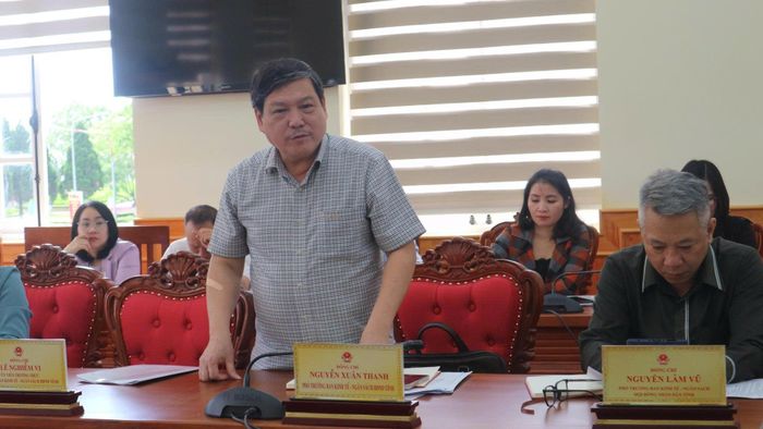 Đồng chí Nguyễn Xuân Thanh, Phó trưởng Ban Kinh tế - Ngân sách HĐND tỉnh Lâm Đồng tham gia góp ý tại phiên họp