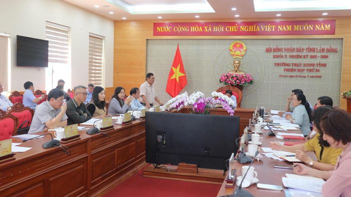 Quang cảnh phiên họp