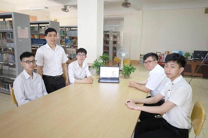 Tiến sĩ Đậu Mạnh Hoàn cùng nhóm đề tài Nhận diện cảm xúc bằng trí tuệ nhân tạo trong cải cách hành chính -Ảnh: Q.N
